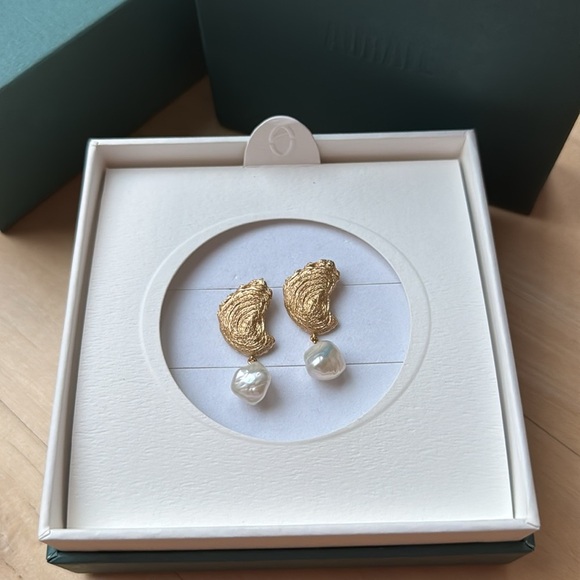 Aurate X Kerry Venus Organic Pearl Gold Earring - Picture 16 of 16